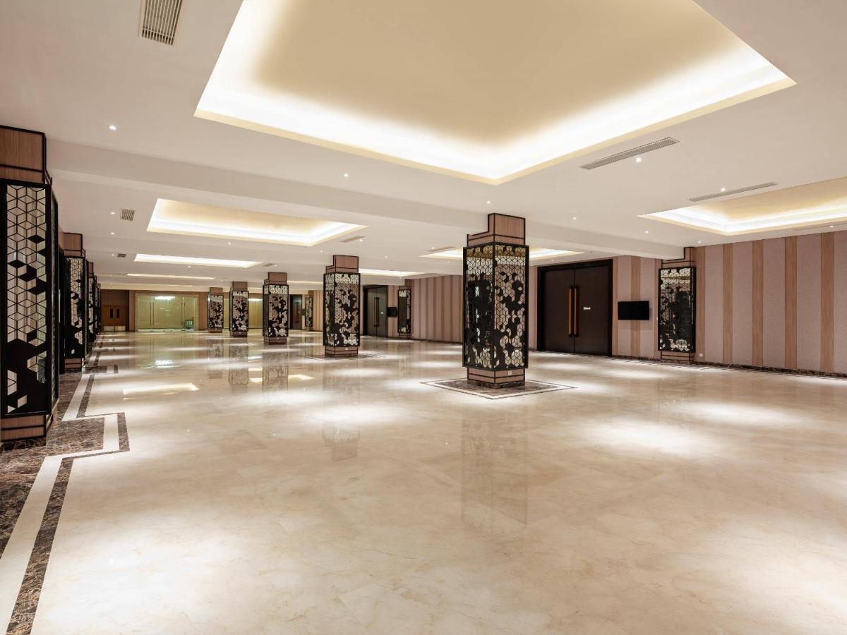 Aston Gresik Hotel & Conference Center Buitenkant foto
